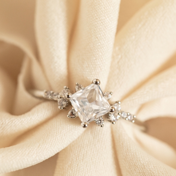 Sparkling Stone Ring - Picture 5 of 6